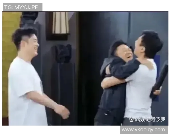 邓超与足球明星亲密合影展现运动与娱乐的完美结合