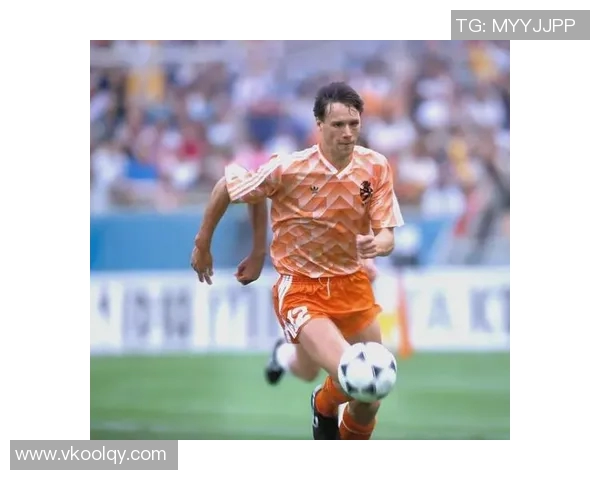 荷兰足球传奇人物盘点老一辈明星球员的辉煌与成就 荷兰足球传奇人物盘点老一辈明星球员的辉煌与成就